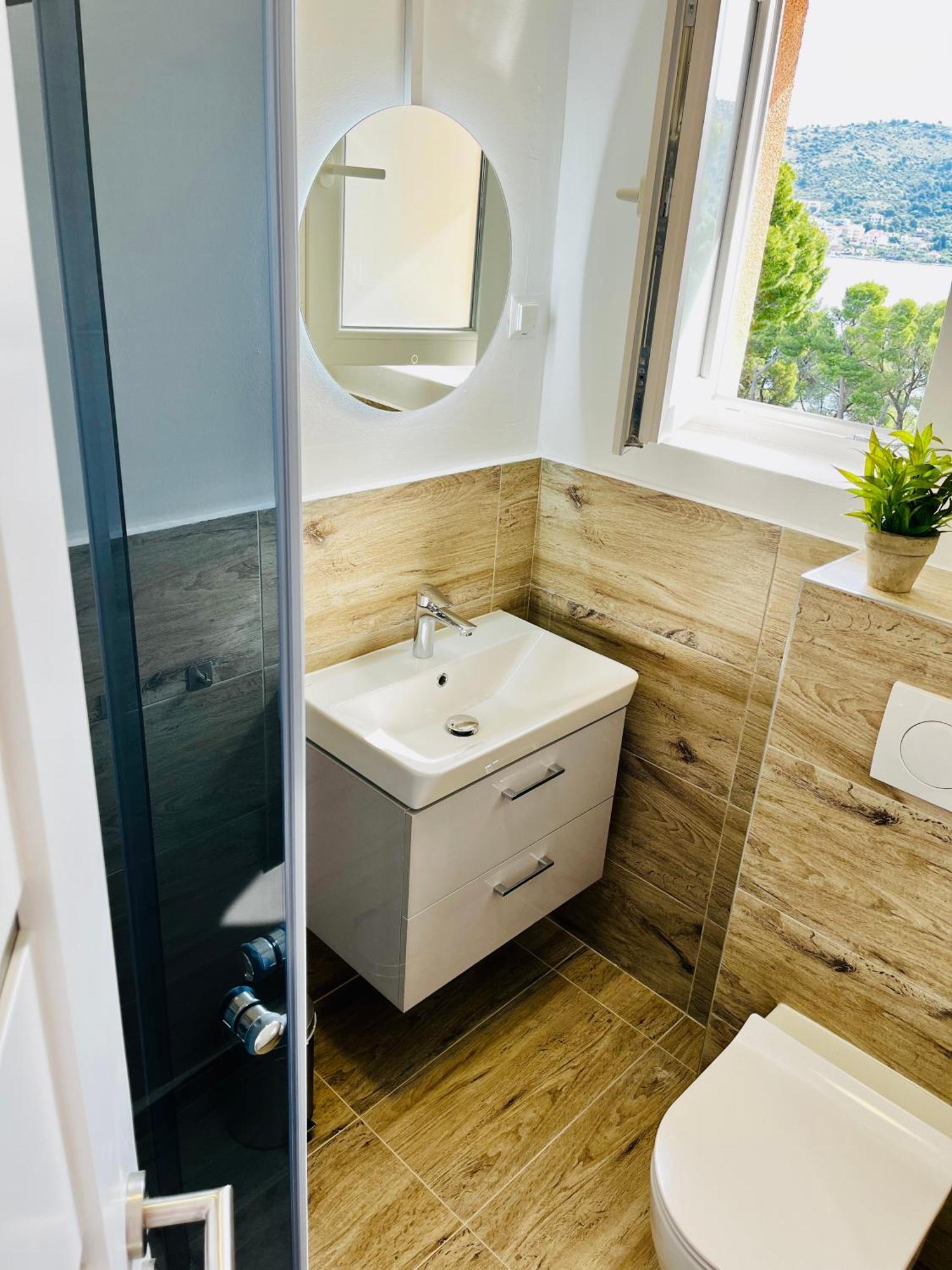 Mirno More, Apartman