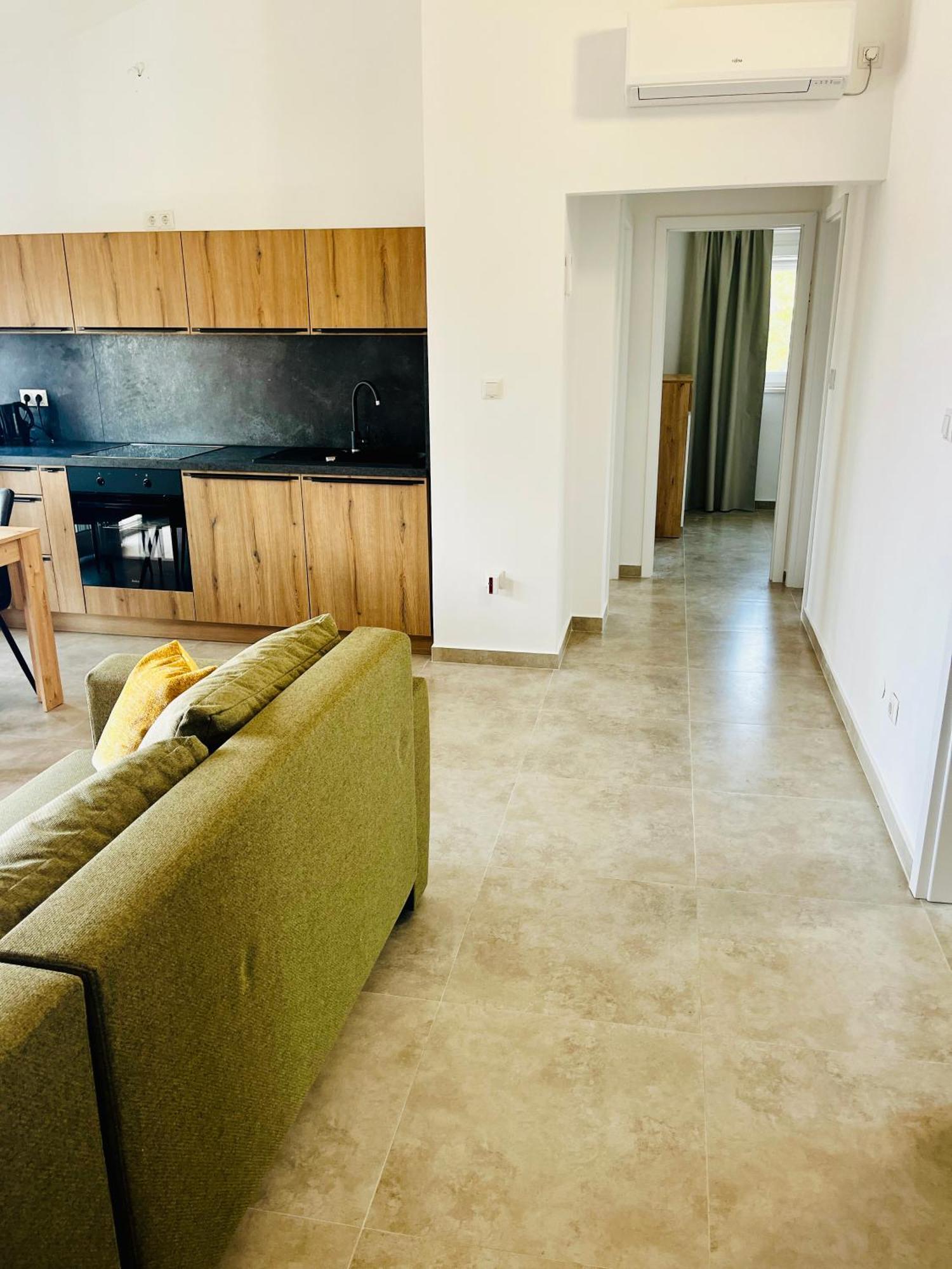 Mirno More, Apartman *