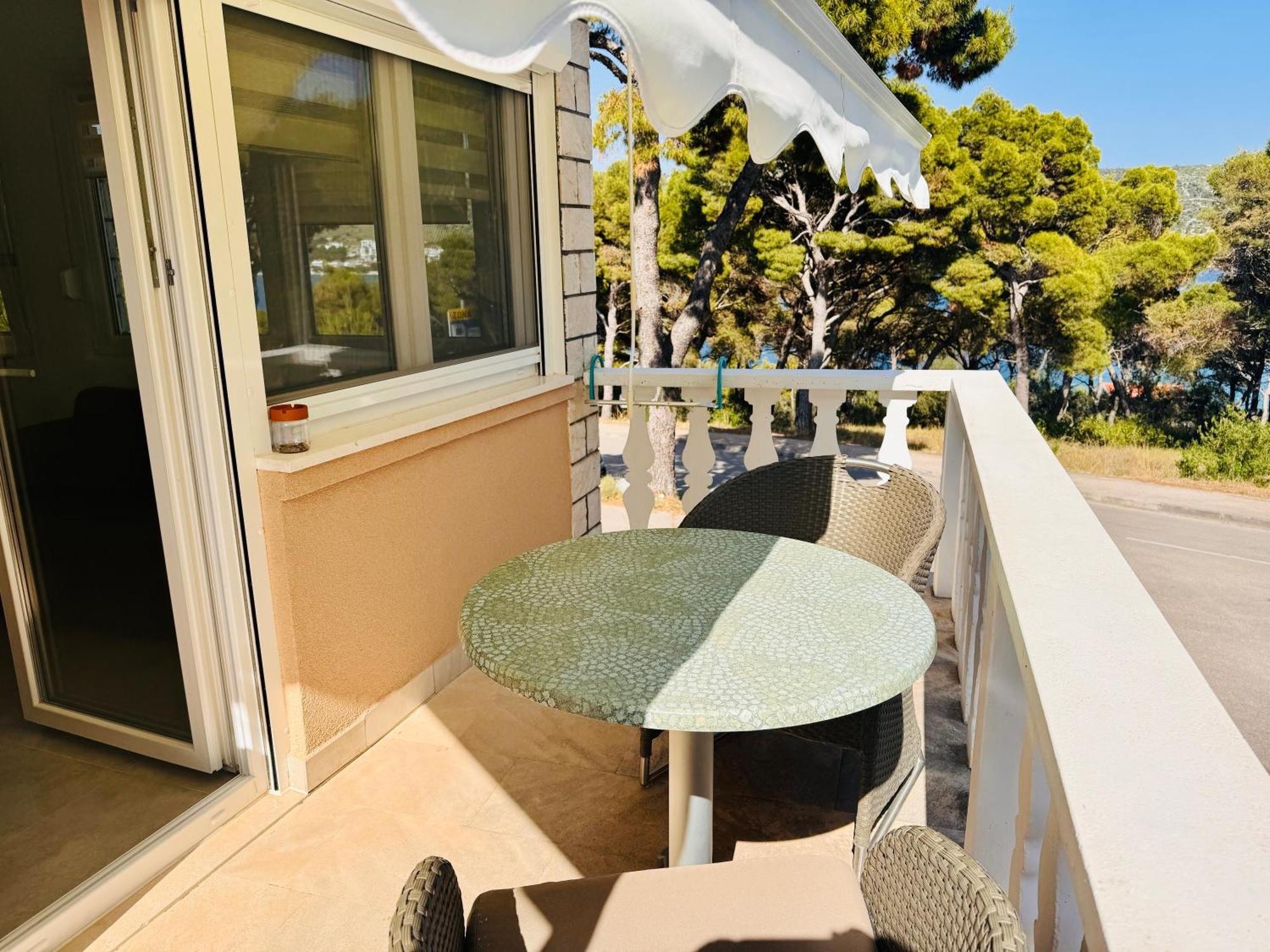 Mirno More, Apartman *