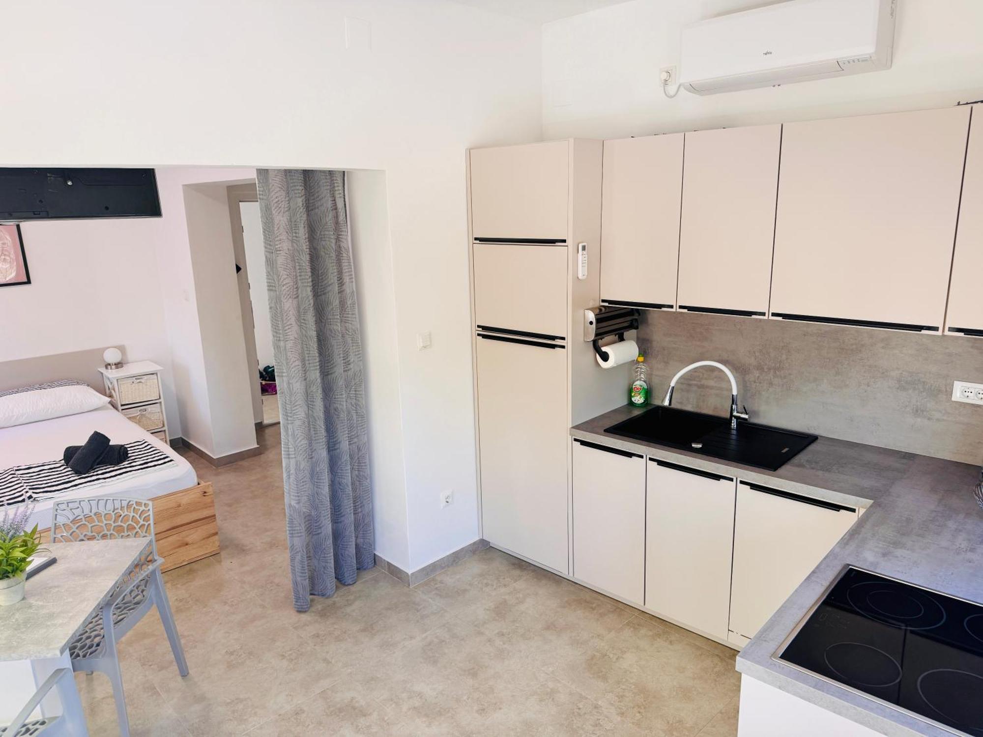 Mirno More, Apartman Rogoznica